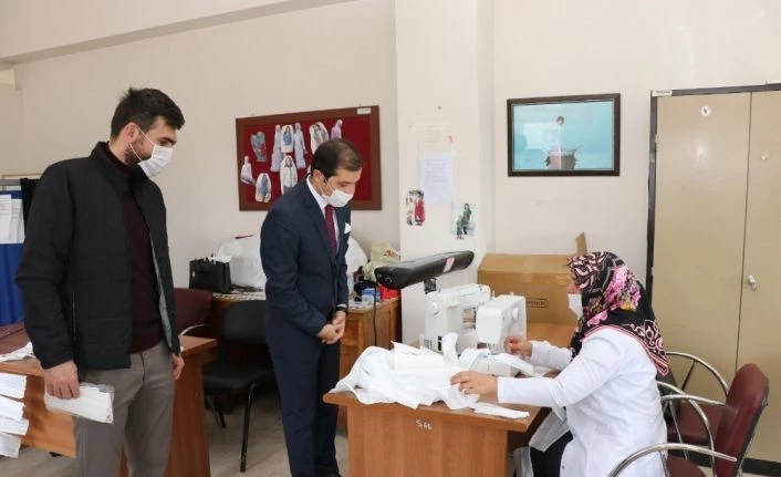 Gönüllü usta öğreticiler ve kadınlar günde bin 500 maske üretiyor
