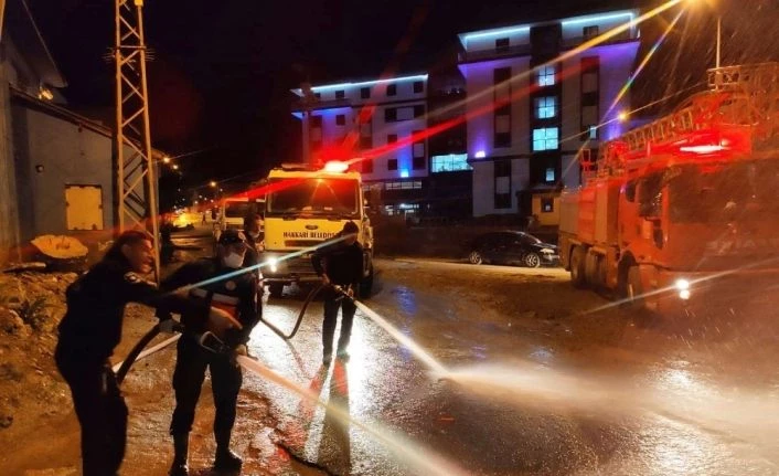 Hakkari’de caddeler tazyikli suyla yıkanıyor