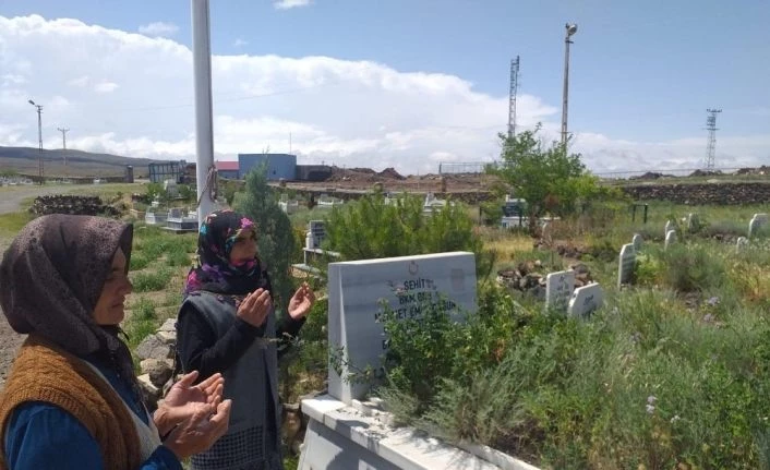 Iğdır’daki şehit oğlunun mezarını Kaymakam sayesinde ziyaret etti