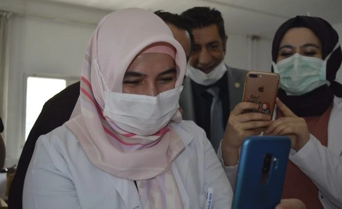 İki aydır yanına gidemediği oğlunun doğum gününü sağlık ocağında kutladı