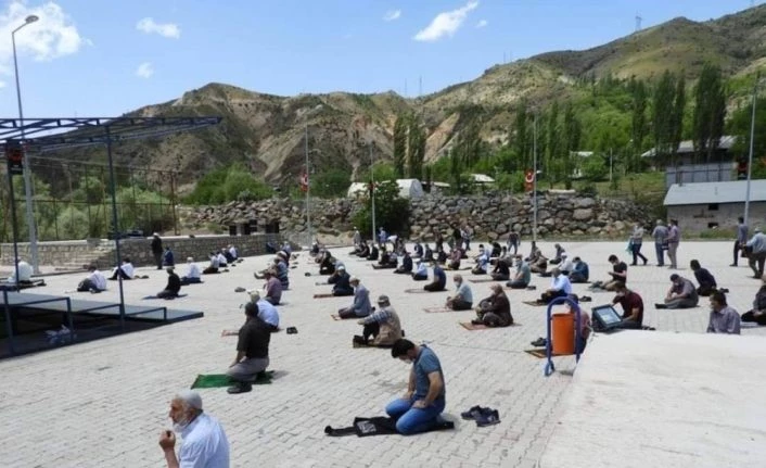 İspir’de halk pazarında cuma namazı