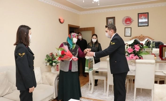 Jandarma şehit annelerini unutmadı