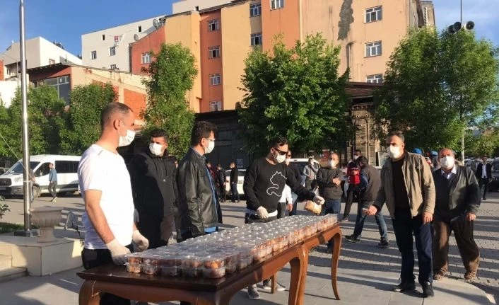 Kağızman’da Şehit Yüzbaşı Ferhat Çiftçi anısına lokma dağıtıldı