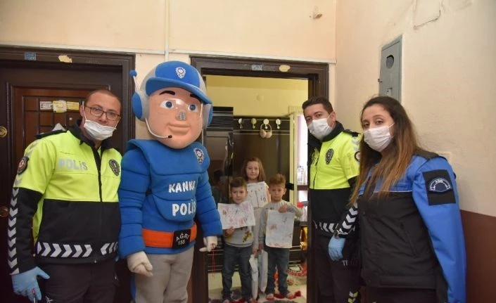 Kanka polis evde kalan çocuklara hediyeler götürdü