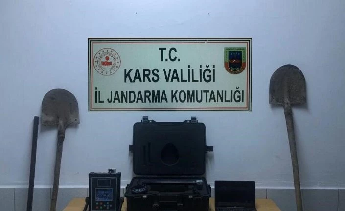Kars’ta defineciler yakayı ele verdi