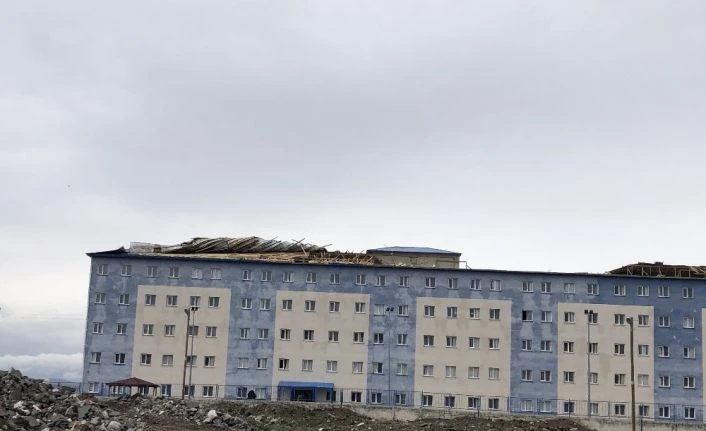 Kars’ta şiddetli rüzgar önüne çıkanı söktü attı