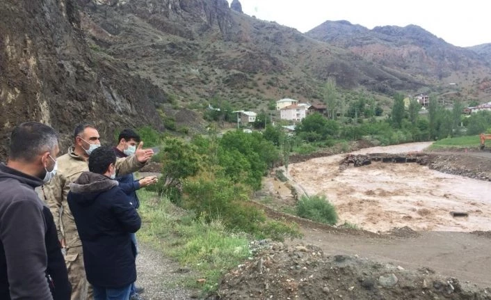 Kaymakam Eker, sel sonrası bölgede incelemelerde bulundu