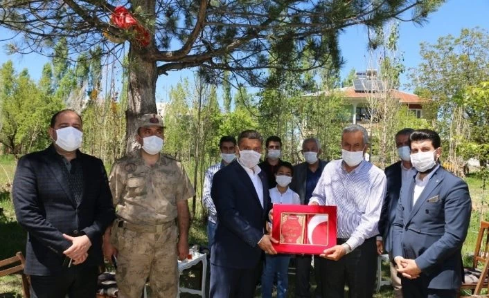 Erciş Kaymakamı Mehmetbeyoğlu’ndan şehit ailelerine ziyaret