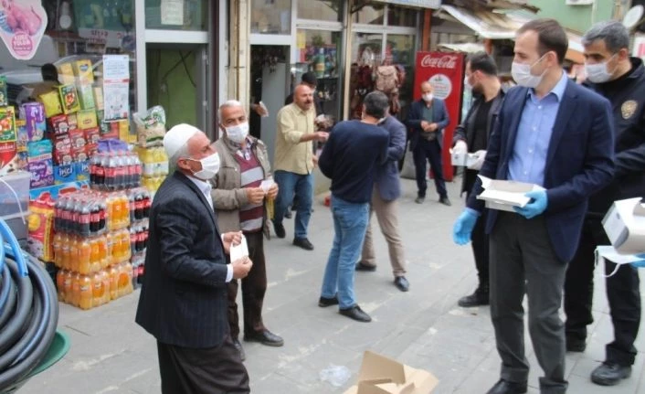 Kaymakam ve belediye başkanından maske dağıtımı