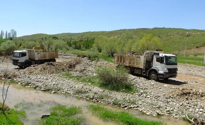 Kışın 10 metre karın yağdığı bölgede stabilize yol çalışması başlatıldı