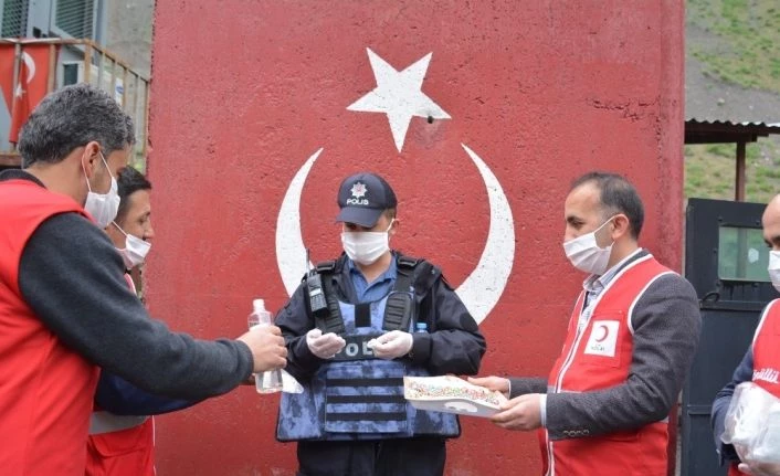 Kızılay ekibinden güvenlik güçlerine bayram ziyareti