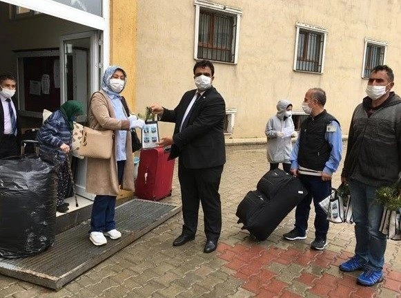 Korona misafirleri fidanlarla uğurlandı