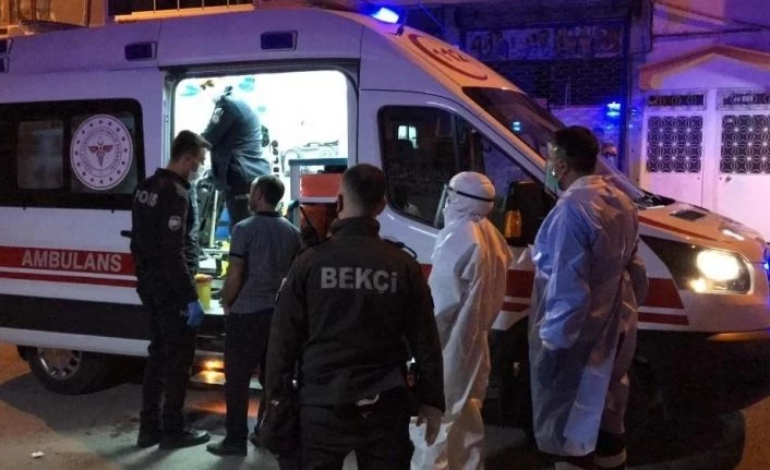Korona şüphelisi evinden çıktı,  polis yakalayıp hastaneye götürdü