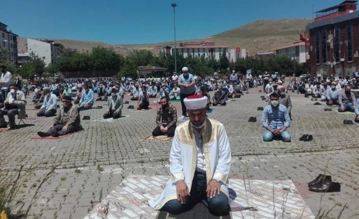 Kovancılar’da cuma namazı meydanda kılındı