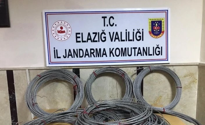 Köyün elektrik kablolarını çalan 2 şüpheli yakalandı
