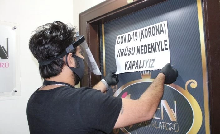 Kuaförler “ Korona virüs nedeniyle kapalıyız” yazılarını sökerek yeniden açıldı