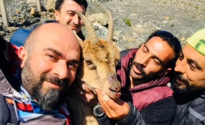 Kurtardıkları dağ keçisiyle bol bol fotoğraf çekildiler