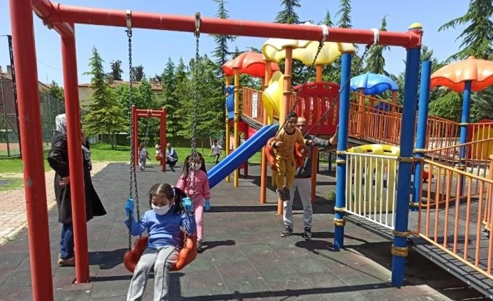 Malatya’da 4 saatlik izinde çocuklar parklara koştu