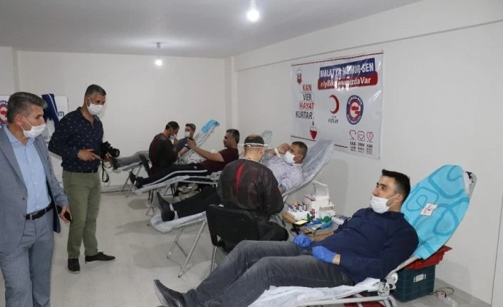 Malatya’da memurlar kan bağışı yaptı