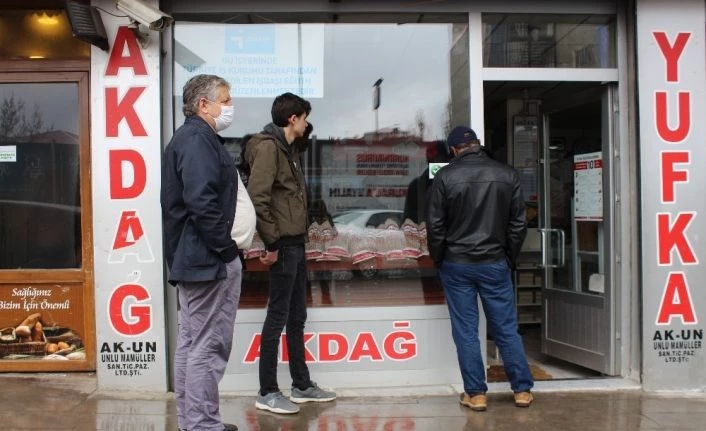 Marketlerin kapanmasına dakikalar kala Erzurum’da hareketlilik yaşandı