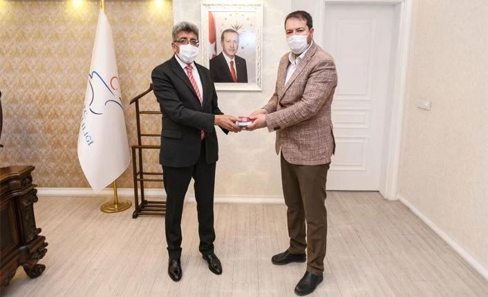 Memur Sen Van İl Başkanı Uca Vali Bilmez’e 11 Bin 50 lira tutarında 131 kart teslim etti