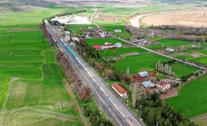 Modernize edilen Samsun-Sivas demir yolu hattında ilk yük treni sefere başladı