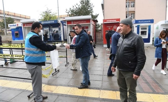 Muş Belediyesi ekipleri ücretsiz maske dağıtmaya devam ediyor