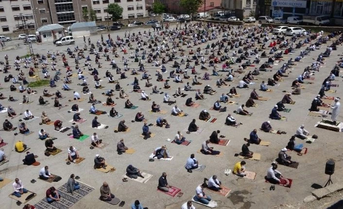 Muş’ta cuma namazı otoparkta eda edildi