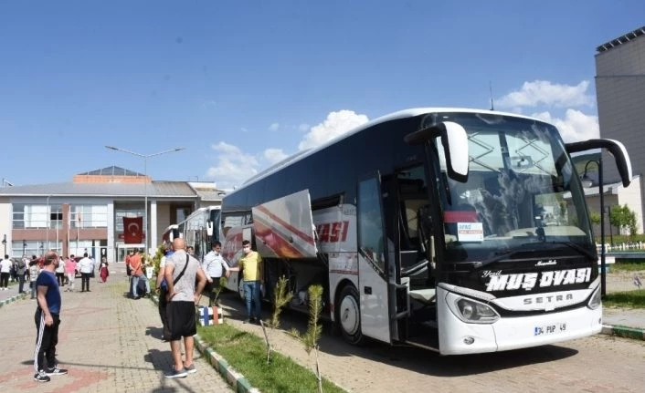 Muş’ta karantina süresi tamamlanan 107 kişi memleketlerine uğurlandı