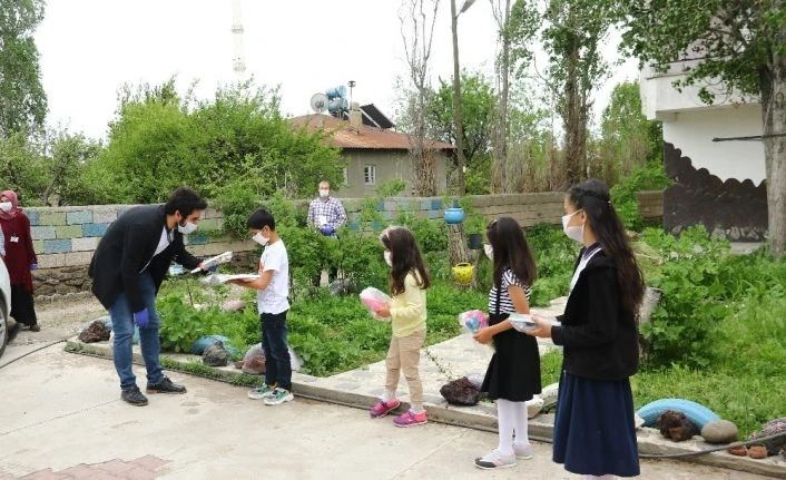 Van Erciş'te öğretmenlerden örnek davranış
