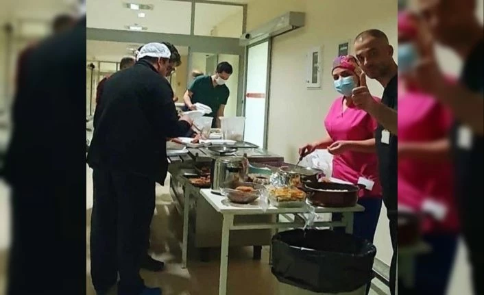 Öğretmenlerden sağlık çalışanları için iftar yemeği