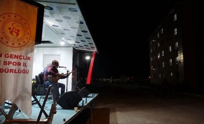 Van'da müzik sesini yataktan duydu, terliklerle konser alanına geldi
