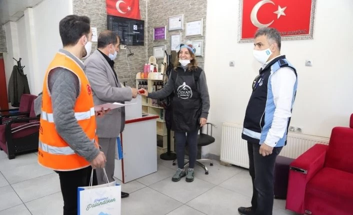 Palandöken Belediyesi berber ve kuaförleri dezenfekte etti