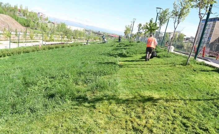Parklarda bakım onarım çalışması