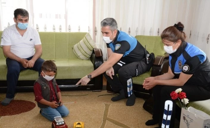 Van'da polisi görünce merdivenin altına saklanan çocuğa bayram sürprizi