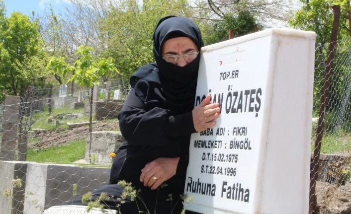 Şehit oğlunun kabrine giden anne: "O gelemedi, ben geldim"
