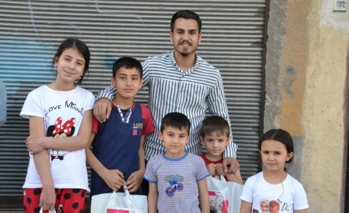 Şehitlerin anısına çocuklara bayramlık hediye ettiler