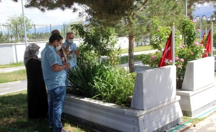 Şehitlikte buruk bayram