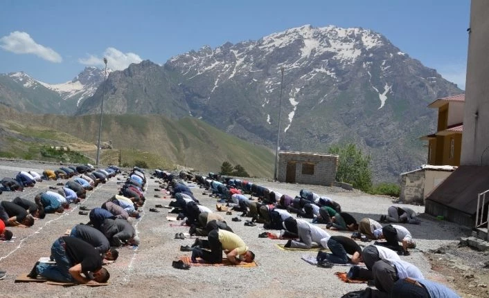 Şükür kurbanının kesildiği Hakkari’de cuma namazı