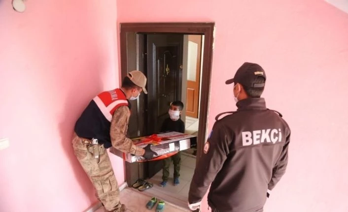 Tunceli’de derslerini takip edemeyen 35 öğrenciye televizyon ulaştırıldı
