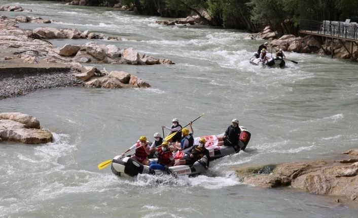 Tunceli’de rafting sezonunu, Vali Sonel açtı