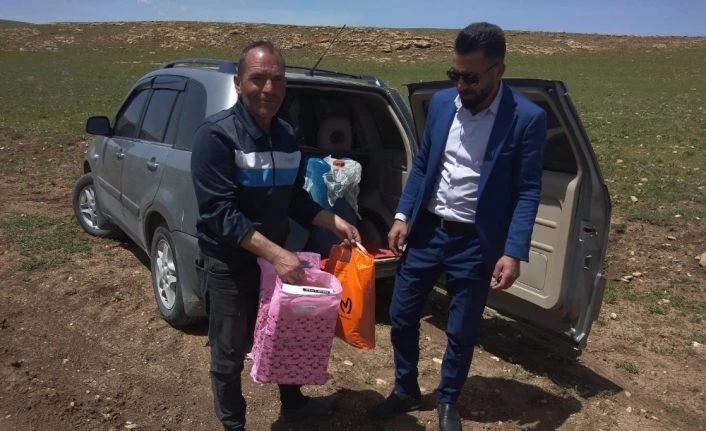 Uluslararası Mazlumların Derneği’den çobanlara giyim ve ayakkabı yardımı