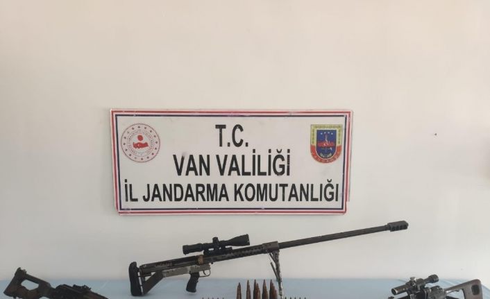 Van'da üst düzey kişilere suikastta kullanılacak silahlar ele geçirildi