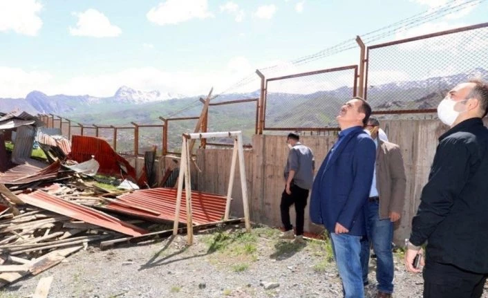 Vali Akbıyık, hasar gören binalarda incelemede bulundu