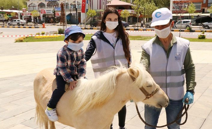 Van’da çocuklar kısıtlama sonrası pony ve midilli atlarla buluştu