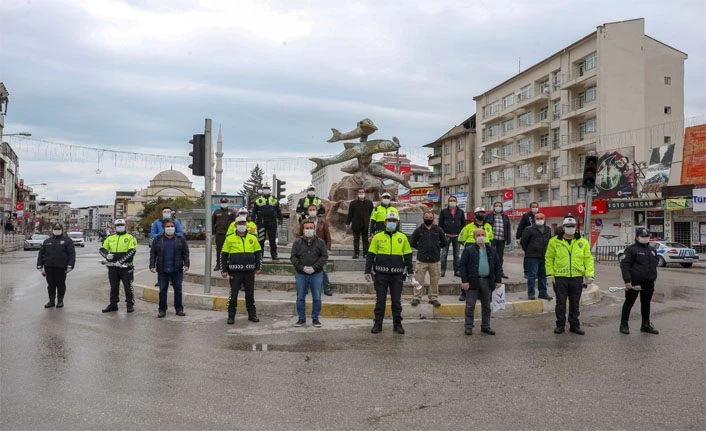 Vanlı Gazeteciler Karayolu Trafik Haftası’nda polis ekiplerini unutmadı