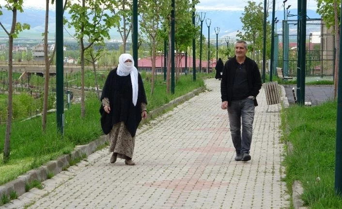 Yaşlılar parklarda soluklandı