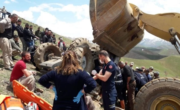 Yüksekova’da traktör devrildi: Sürücü 2 saat sonra kurtarılabildi
