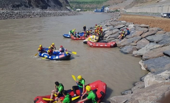 Zap Nehri’nde rafting heyecanı