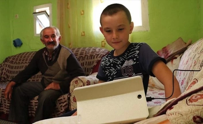 10 yaşındaki Enes artık EBA derslerini izlemek için yürümek zorunda kalmıyor